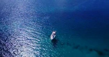 Mavi denizde yelkenli. Güney Asya, Maldivler 'de egzotik tatil.