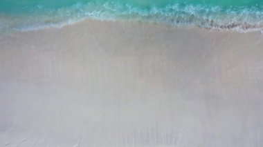 Yumuşak dalgalı açık deniz kıyısı. Dominik Cumhuriyeti 'nde yaz sahnesi. 