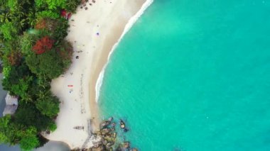 Turkuaz renklerde egzotik deniz kıyısı. Endonezya, Bali 'de tropik bir manzara.   