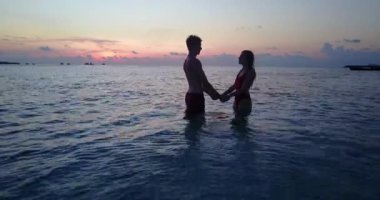 Tropik sahilde romantik bir çift.