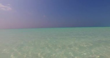 Tropikal adanın turkuaz okyanusuyla resim gibi bir manzara. 