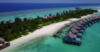 Adadaki rahat ahşap bungalovlar. Endonezya, Bali 'de tropikal tatilin tadını çıkarıyorum..