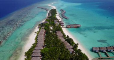 Islan 'ın lüks ahşap bungalovlu havadan görünüşü. Dominik Cumhuriyeti, Karayipler 'in güneşli doğası. 