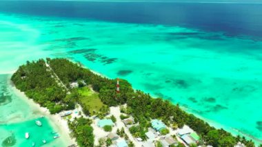 Parlak turkuaz denizde tropik yeşil ada. Endonezya, Bali 'nin egzotik doğa manzarası. 
