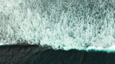 Köpüklü dalgalara yakın çekim. Endonezya, Bali 'nin tropik cenneti.