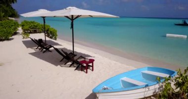 Kız tatilin tadını çıkarıyor ve tropik cennet adasında dinleniyor. Güzel bayan gezgin dinleniyor, yaz turizmi konsepti 