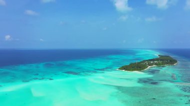 Canlı turuaz denizinde bir ada. Dominik Cumhuriyeti, Karayipler 'de egzotik tatil.