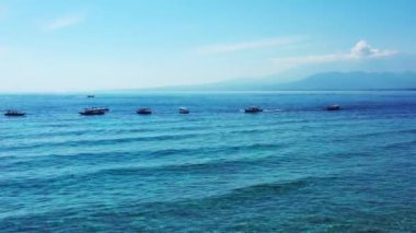 Yatlar mavi denizde sürükleniyor. Bahamalar, Karayipler 'de yaz sahnesi.