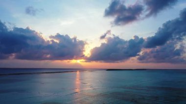 Okyanus kenarında gün batımı. Hawaii, ABD 'nin egzotik manzarası.