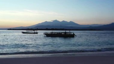 Deniz kenarında gün batımı. Bali 'nin tropikal doğası.