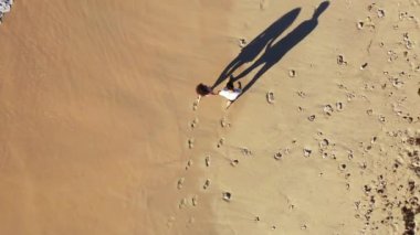 Genç ve güzel çiftin tropik adanın sahillerinde eğlenirken çekilmiş en iyi görüntü. 