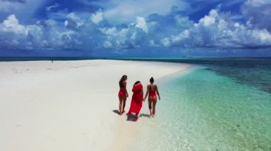 Yaz tatili konsepti, bikinili mutlu kadınlar tropik plajlarda dinleniyor, Koh mak, Tayland.