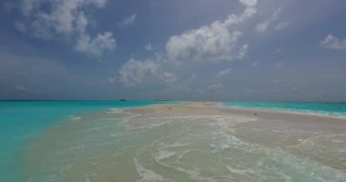 Koşan okyanus dalgalarını izliyorum. Hawaii, ABD 'nin egzotik manzarası.