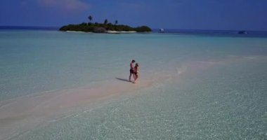 Karayip adasında yaz tatilindeki balayı çifti. Turkuaz deniz ve altın kumsal arka planı.