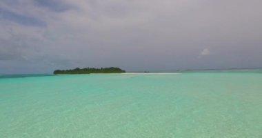 Sığ sularla kıyı şeridine yakın görüş. Dominik Cumhuriyeti, Karayipler 'de egzotik tatil.