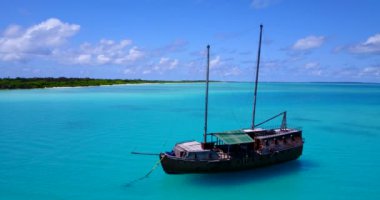 Tekne öğle vakti turkuaz denize yanaştı. Endonezya, Bali 'ye tropikal yolculuk.