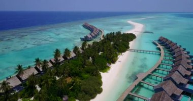 Yukarıdan manzaralı bungalovları olan bir ada. Tayland 'a Seyahat.