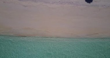 Küçük dalgalarla kıyı şeridi. Endonezya, Bali 'de yaz deniz manzarası.