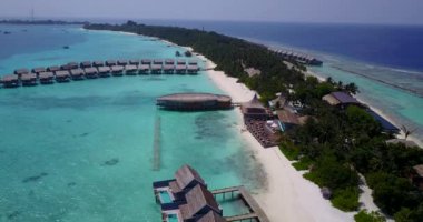 Yeşil Long Island kıyı şeridinde bungalovları olan çarpıcı bir manzara. Filipinler adalarında egzotik tatil