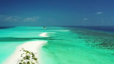 Parlak gün ışığında canlı turkuaz deniz kenarı. Endonezya, Bali 'de yaz tatili.  