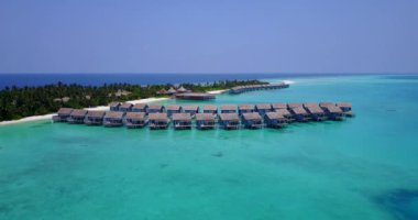 Tropikal adada lüks ahşap bungalovlar. Endonezya, Bali 'de yaz tatili.  