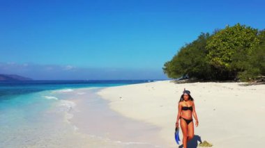 Plajda palet taşıyan bir kız. 