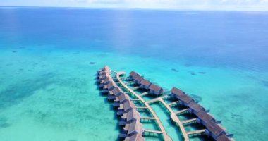 Canlı denizde ada boyunca uzanan bungalovlar. Gili Trawangan, Endonezya 'nın doğal manzarası.