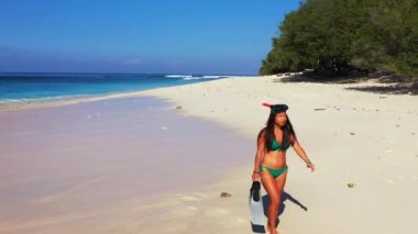 Yaz plajında elinde palet aletleri olan bir kadın. 