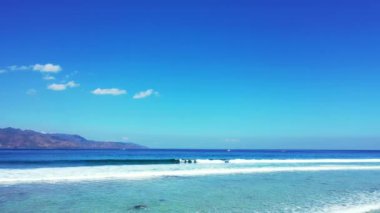 Arkaplanda dağlar ve mavi gökyüzü olan deniz manzarası. Hawaii, ABD 'ye seyahat.  