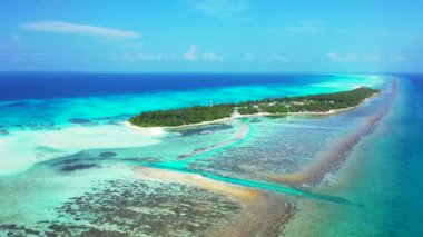 Canlı turkuaz denizle kaplı bir ada. Dominik Cumhuriyeti, Karayipler 'in egzotik doğası. 
