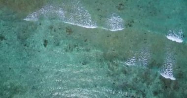 Dalgalı şeffaf su, yaz tatili konsepti, Tayland.