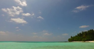 Parlak güneş ışığıyla sakin bir sahil şeridi. Bali 'nin Idyllic doğası.
