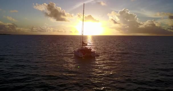 Segelbåt Svänger Vågor Vid Gyllene Timmen Sommarresa Till Maldiverna — Stockvideo