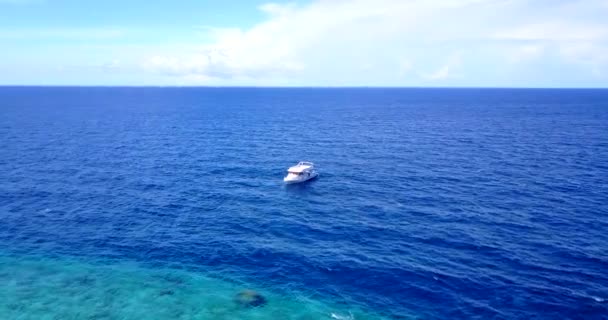 Drijvende Witte Boot Blauwe Zee Zomertijd Ontspanning Bali Indonesië — Stockvideo