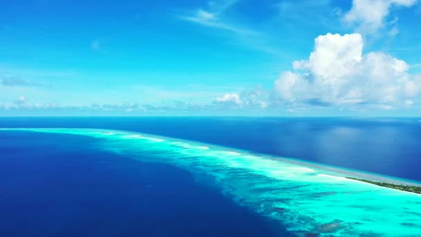 在印度尼西亚群岛度假 热带岛屿透明的绿松石海岸线 — 图库视频影像