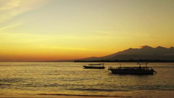 Pôr Sol Amarelo Com Barcos Montanhas Fundo Férias Samui Tailândia — Vídeo de Stock