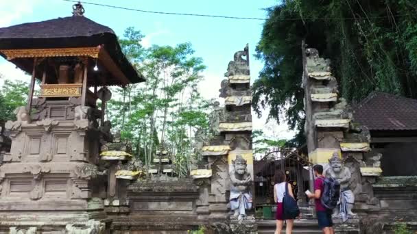 Romantiska Par Turister Med Ryggsäckar Asiatiska Templet Sommaren Resor Koncept — Stockvideo