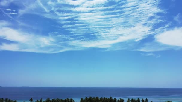Patrząc Wyspy Błękitne Zachmurzone Niebo Letnia Sceneria Malediwów — Wideo stockowe