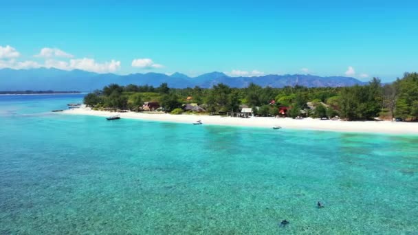 Voar Para Ilha Verde Com Montanhas Desfocadas Segundo Plano Viajar — Vídeo de Stock