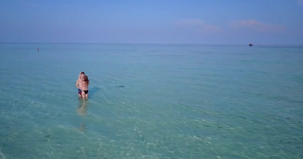 Jovem Mulher Água Mar Abraçando Beijando Casal Bonito Descansando Resort — Vídeo de Stock