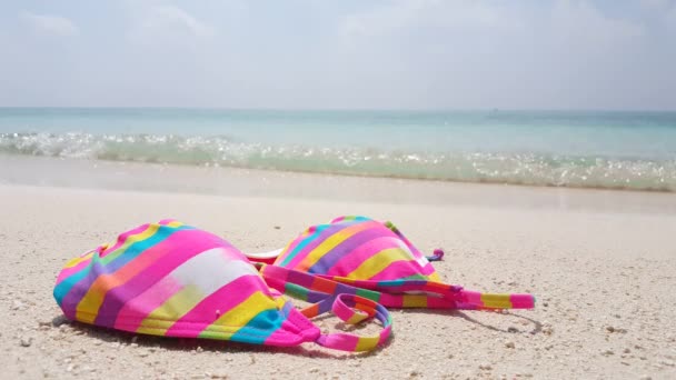 Gestreepte Bikini Liggend Het Strand Zand Zomer Ontspannen Bali Indonesië — Stockvideo