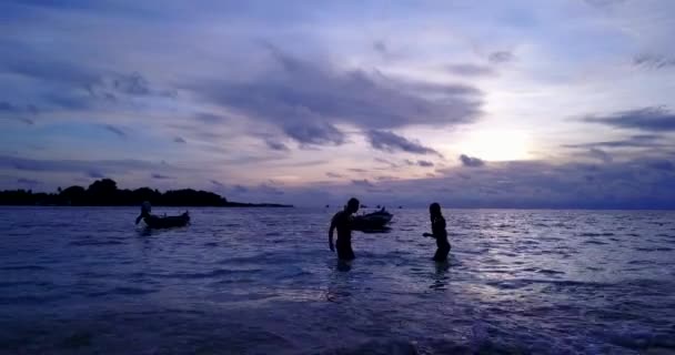Jeune Couple Vacances Été Plage Tropicale Coucher Soleil Thaïlande — Video