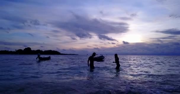 Junges Paar Sommerurlaub Tropischen Strand Sonnenuntergang Thailand — Stockvideo