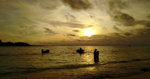 Junges Paar Sommerurlaub Tropischen Strand Sonnenuntergang Thailand — Stockvideo