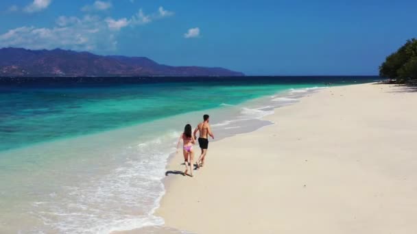 Ilha Luxo Cristal Oceano Vídeo Com Casal Apaixonado Andando Costa — Vídeo de Stock