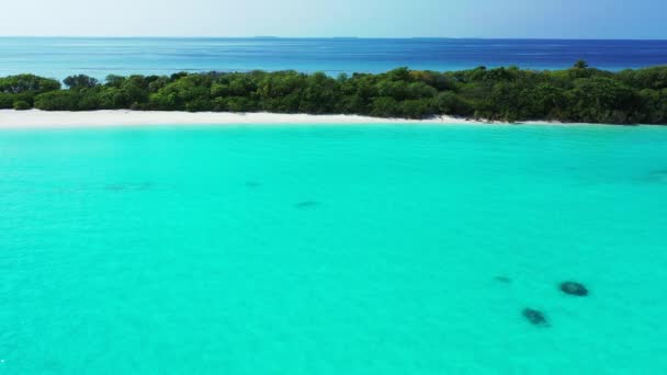 Escondido Tailandia Asia Océano Azul Verde Brillante Con Playa Arena — Vídeo de stock