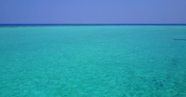 穏やかな青空とターコイズブルーの海 コピースペース モルディブの夏の風景 — ストック動画