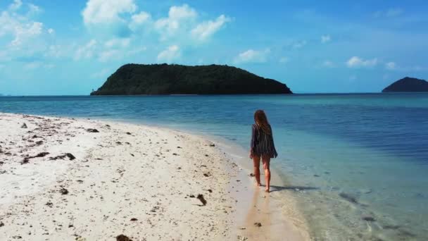 Vista Uma Menina Andando Praia Areia Pensando Algo — Vídeo de Stock