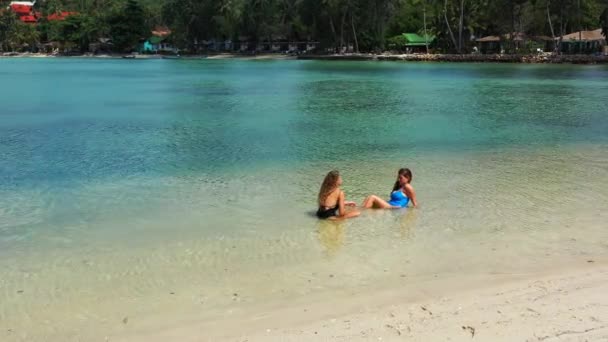 Två Vackra Flickor Som Har Trevligt Sittandes Vattnet Stranden — Stockvideo