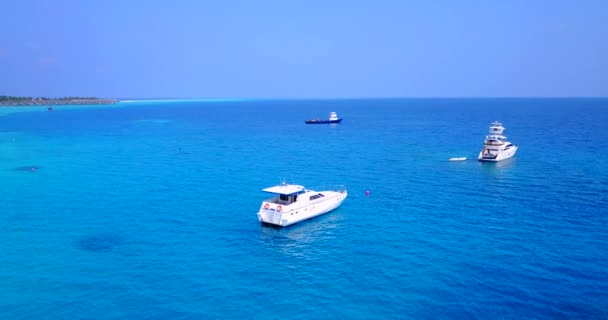 游艇在蓝色的大海中漂流 多米尼加共和国 加勒比的夏季天堂 — 图库视频影像